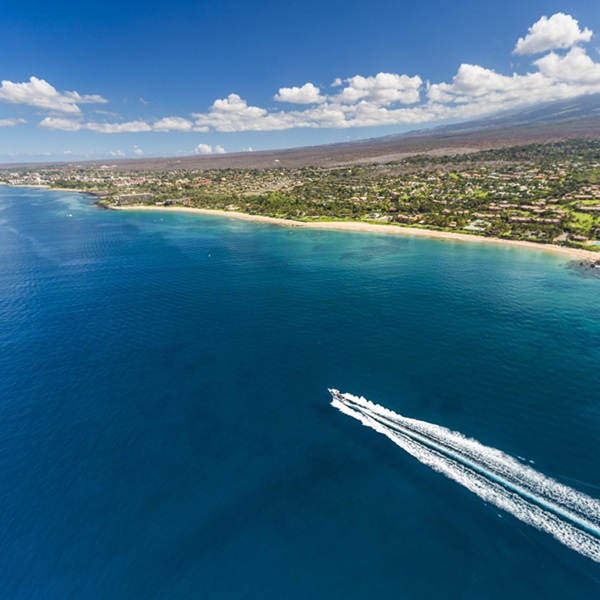Kehei’s stretches of pristine white sand and crystal-clear waters offer excellent conditions for swimming, snorkeling, surfing, and sunbathing. 