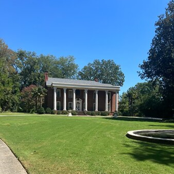 Visitors can pose for photos at significant locations, such as Elena Gilbert's house, the Salvatore Boarding House, and the Lockwood Mansion. 