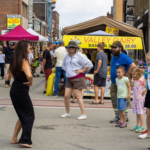 The upbeat tunes create a lively atmosphere as visitors indulge in banana splits and other sweet treats. 