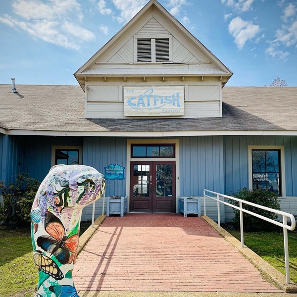 Attendees can browse a wide selection of unique art, crafts, jewelry, and home decor items, perfect for souvenirs or gifts. 