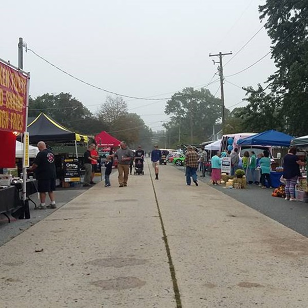 The festival boasts a large vendor marketplace where visitors can shop for a variety of goods, including arts and crafts, handmade jewelry, home decor, and locally made products.  