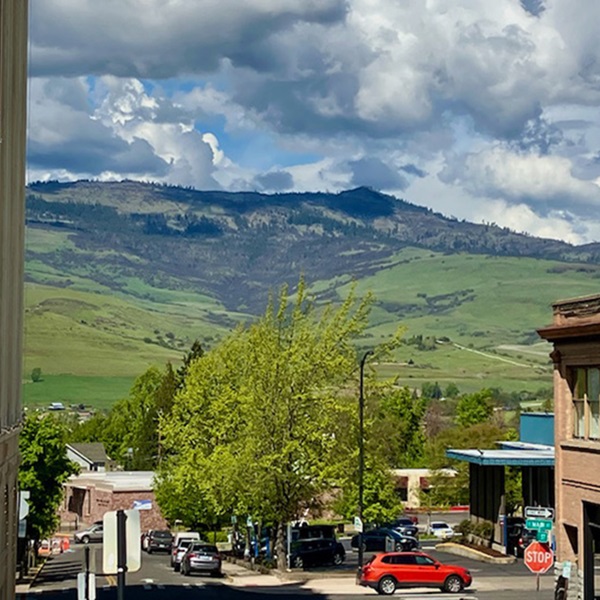 Ashland's historic downtown district brims with charm, featuring Victorian-era architecture, quaint shops, art galleries, and gourmet restaurants. 