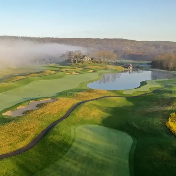 The club is also a popular venue for private events, including weddings and golf outings, thanks to its beautiful surroundings. 