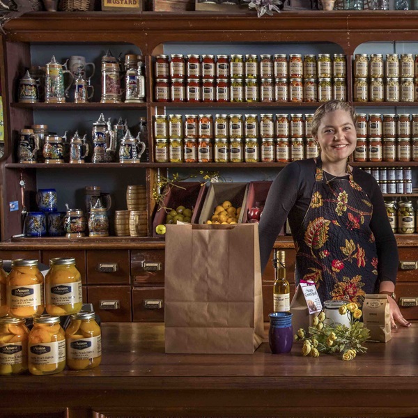 Many restaurants and food shops continue to use recipes that date back to the communal kitchen era. 
