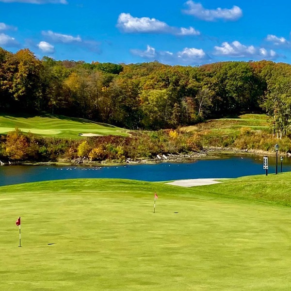 The club features an 18-hole championship course, masterfully designed to integrate with the natural terrain, including dense forests and rolling hills​. 