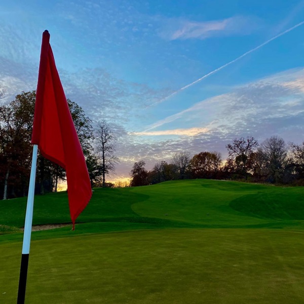 Consistently rated as one of the top public golf courses in Iowa by Golf Digest and Golf Magazine, it is renowned for both its design and maintenance. 