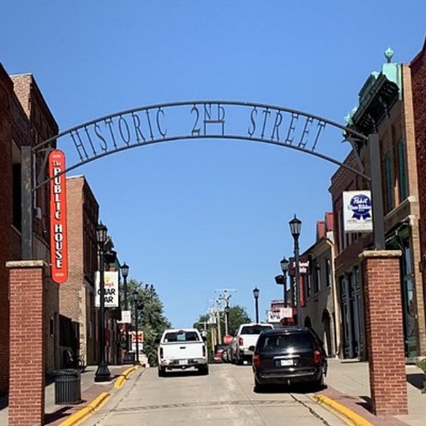 Platteville’s downtown area reflects its rich history with well-preserved 19th-century architecture. 