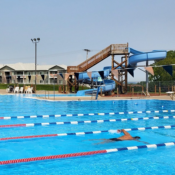 The Platteville Family Aquatic Center has a bathhouse, concession stand, zero-depth entry, 40-foot slide, competitive pool, and diving boards. 