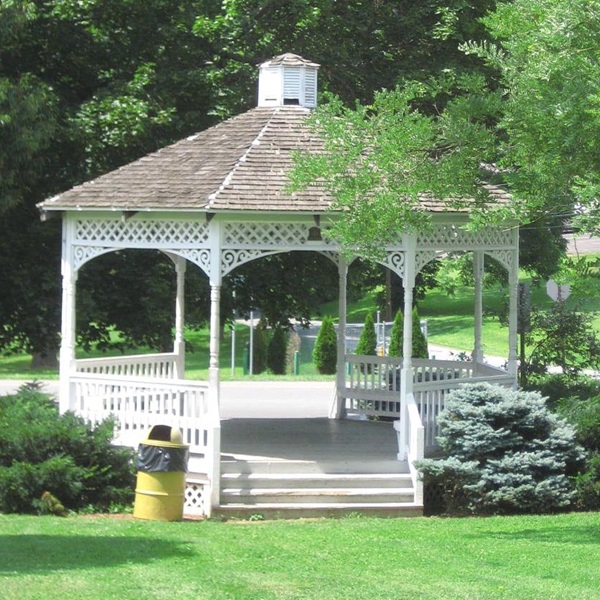 Oxford Memorial Park is a well-maintained park featuring walking trails, playgrounds, and open green spaces, ideal for picnicking and leisurely walks. 