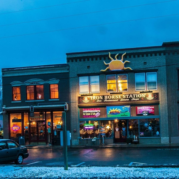 Visitors can enjoy unique local shops offering arts, crafts, gifts, and outdoor gear, and the town boasts a variety of dining options. 