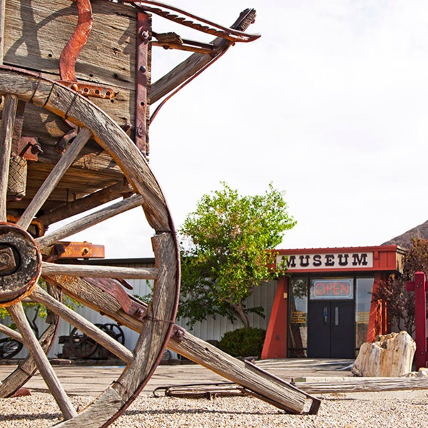 Central Nevada Museum presents a detailed history of Tonopah and the surrounding region, including exhibits on mining and local history. 