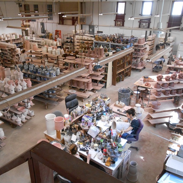 Well-known Eldreth Pottery offers stoneware, redware, plates, vases, lamps, Christmas items, birdhouses, crocks, pitchers, and custom-designed pieces. 