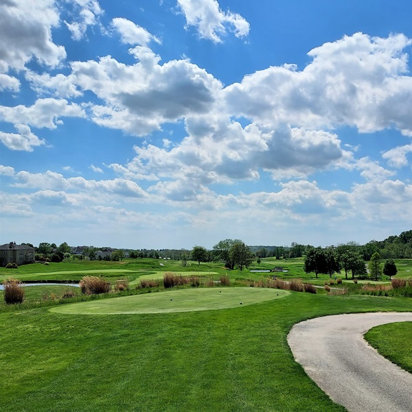 The course measures 7,148 yards from the longest tees with a par of 72 and a course rating of 74.3, making it challenging for golfers of all skill levels​ 