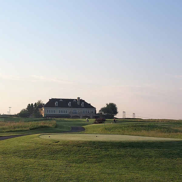 The golf club offers a range of facilities including a clubhouse, a restaurant with a well-regarded menu, a practice range, and a pro shop. 