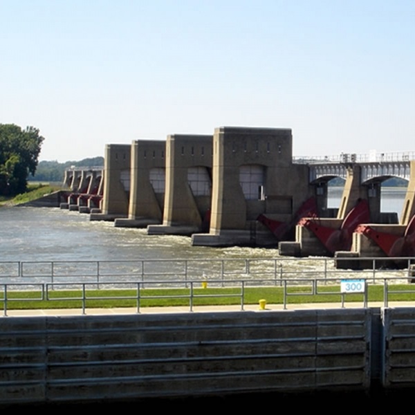 The movable portion of the dam is 1,066 feet long, accommodating various vessels navigating the river. 