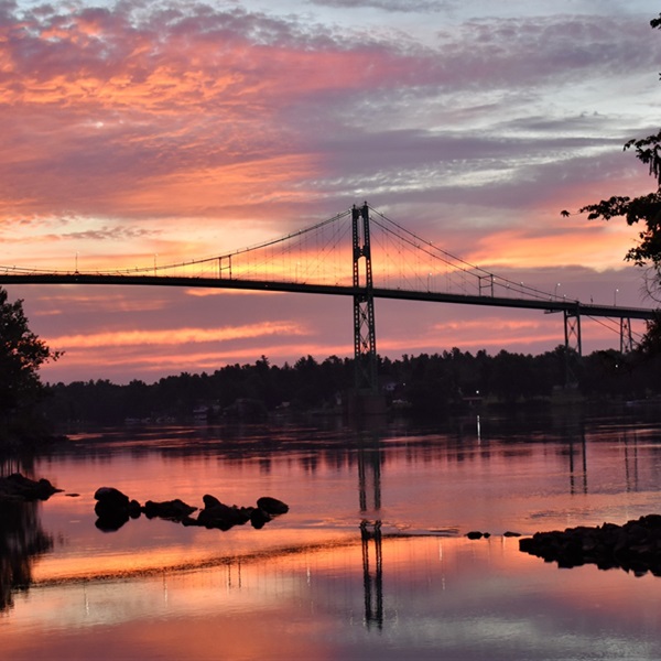 The Thousand Islands Bridge connects the United States and Canada, offering spectacular views of the St. Lawrence River and the Thousand Islands. 