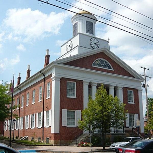 Built in 1828, the courthouse is an architectural gem in the historic district. Its classic design and well-preserved condition make it a notable landmark. 