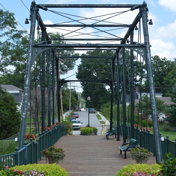 It is a Pratt through truss bridge, a common design in the late 19th and early 20th centuries, making it suitable for heavy loads. 
