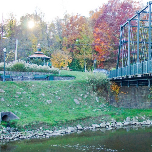 The bridge spans Lynn Camp Creek, connecting Knox County and Whitley County in Corbin, Kentucky. 