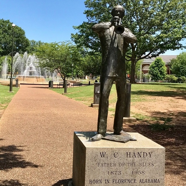  Visitors can stroll along the scenic streets, explore local landmarks such as the Courtview Historic District and Wilson Park, and admire the city's architectural charm. 