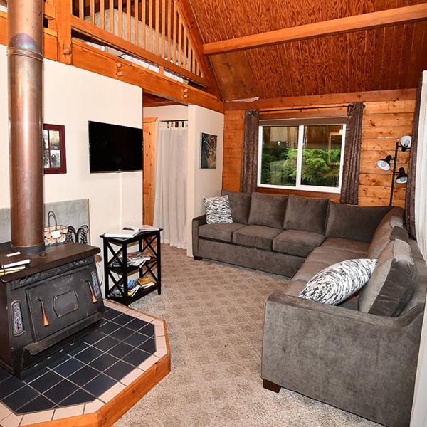 Alyeska Hideaway Log Cabin Rentals is located in the heart of Girdwood, Alaska, just minutes from Alyeska Resort and the town's main attractions. 