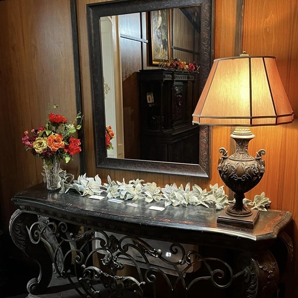 The inn is decorated with antiques and period pieces, creating an ambiance that reflects the history and character of the region. 