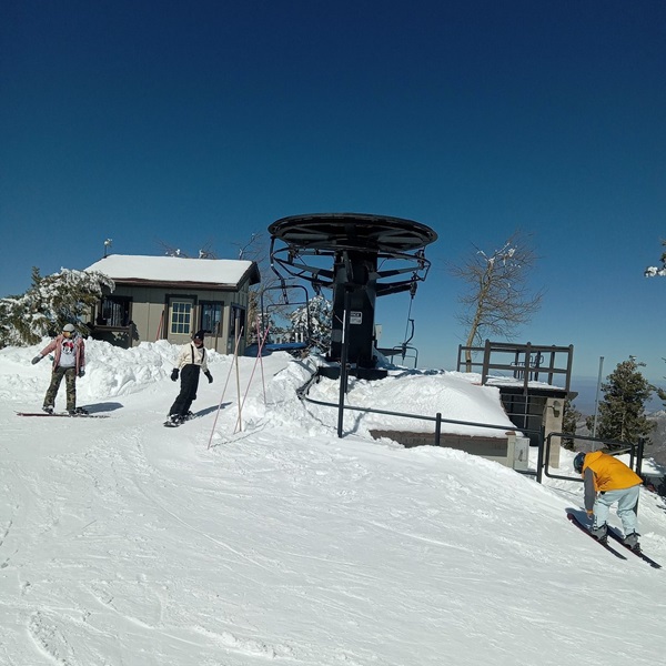 The ski area is serviced by a double chairlift, which provides access to the slopes and offers scenic views of the surrounding mountains and valleys. 