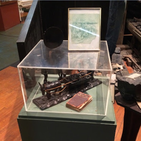 The museum includes a memorial dedicated to the miners who lost their lives in mining accidents. 