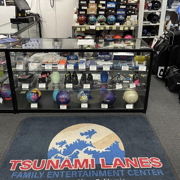 The center offers the rental of bowling shoes and balls, accommodating visitors who do not have their own equipment. 