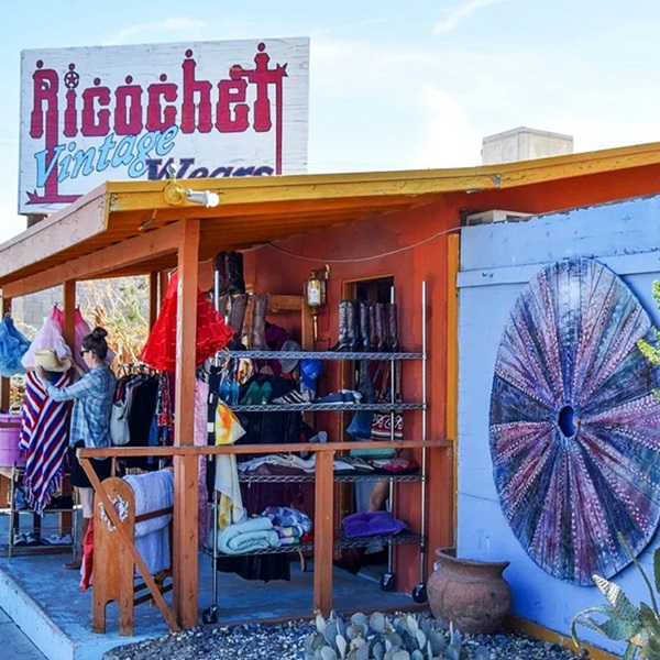 The town features a variety of unique shops and boutiques selling local art, handmade crafts, and vintage items. 