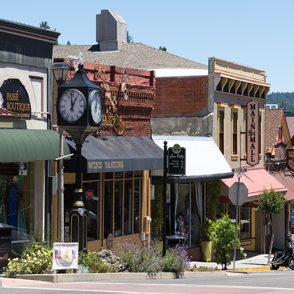 The historic downtown area of Grass Valley is filled with preserved 19th-century buildings, charming boutiques, antique shops, art galleries, and restaurants. 