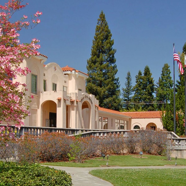 The historic downtown Ukiah features charming shops, restaurants, and cafes. The area is known for its local crafts, antiques, and unique boutiques. 