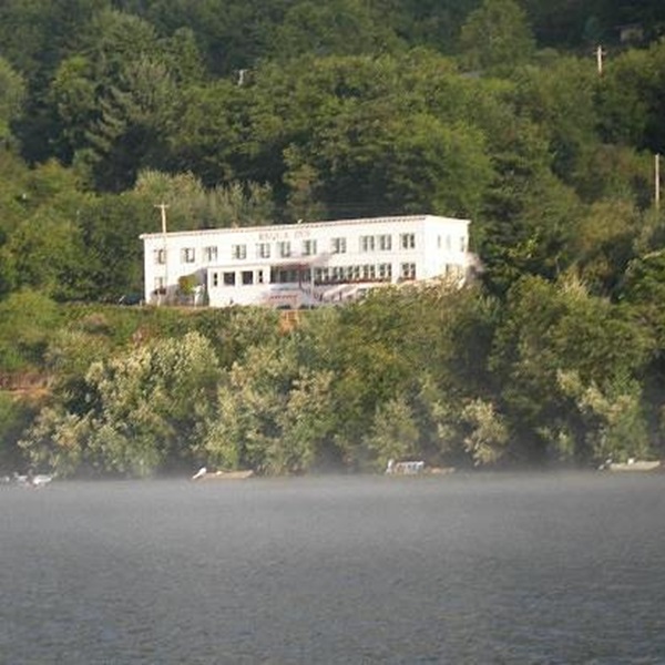 Requa Road is a scenic drive offering panoramic views of the Klamath River, the Pacific Ocean, and surrounding redwood forests, as well as the Historic Requa Inn. 