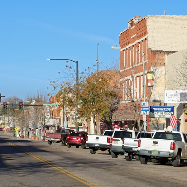 Known for its historic downtown and antique shops, the downtown area features well-preserved buildings from the late 19th and early 20th centuries. 