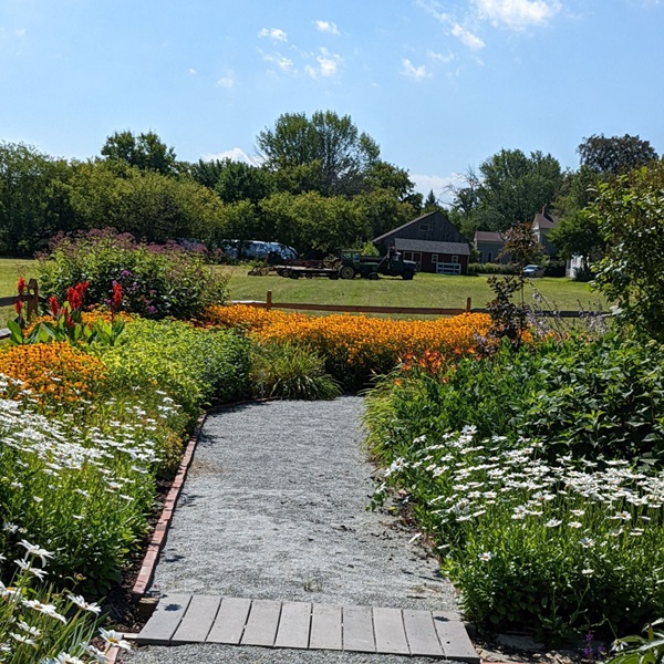 The Lebanon Green, also known as the Town Green, is a picturesque park located in the heart of Lebanon's historic district. 