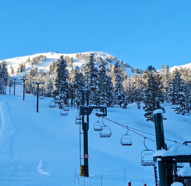 The resort features a modern lift system, including high-speed quads and chairs, ensuring quick access to various parts of the mountain and minimizing wait times. 