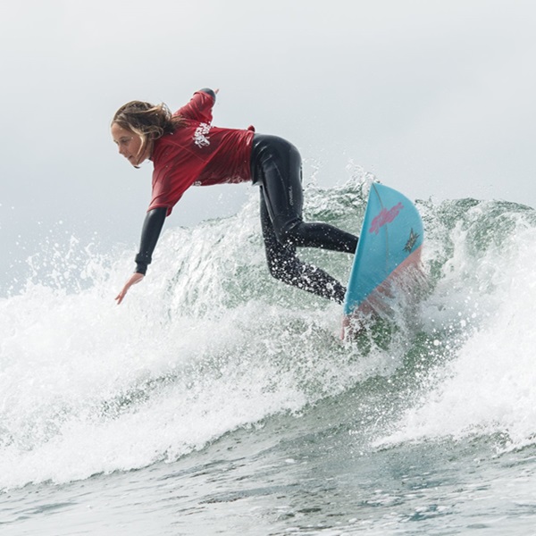 The waves typically range from 2 to 6 feet, depending on the swell, and are suitable for both longboarding and shortboarding. 