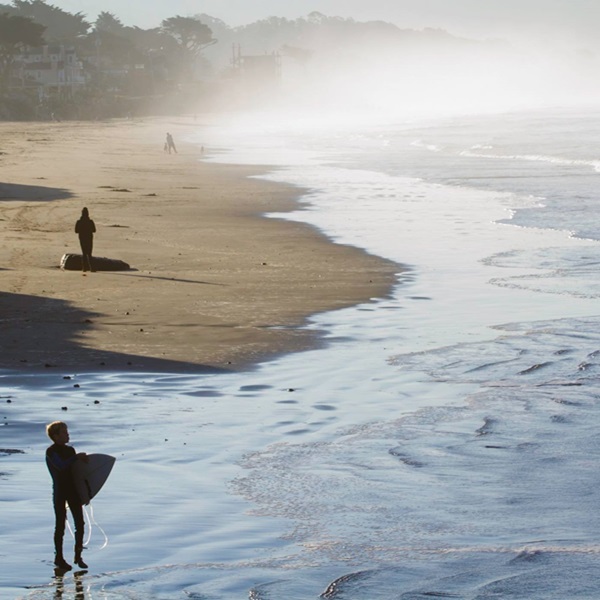 The surf is influenced by the tides, with the best conditions generally occurring during mid to high tide, when the waves are softer and more suitable for beginners. 