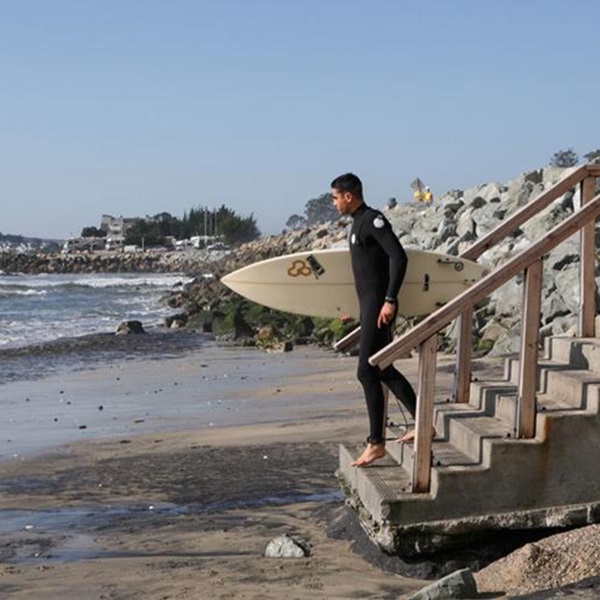 The short walk from the parking areas to the beach makes it convenient for surfers carrying boards and gear. 