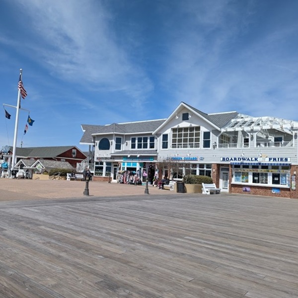 The town center features a mix of local boutiques, souvenir shops, and restaurants, offering everything from beachwear to unique gifts. 