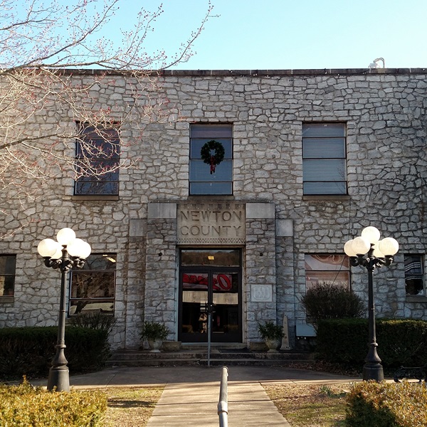 Located near the town square, the Newton County Courthouse is surrounded by local shops, eateries, and galleries, making it an easy stop for visitors exploring downtown Jasper. 