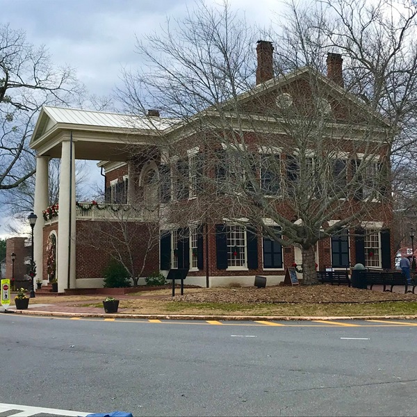 The Dahlonega Gold Museum State Historic Site, housed in the former Lumpkin County Courthouse, offers exhibits on the history of the Georgia Gold Rush. 