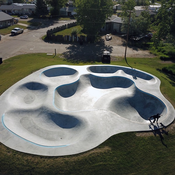 The town features several parks, such as the Malta City Park, which offers recreational facilities, picnic areas, and spaces for relaxation and outdoor activities. 