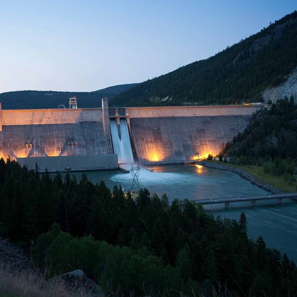 A significant engineering feat on the Kootenai River, the Libby Dam provides hydroelectric power, recreational opportunities, and a visitor center with educational exhibits. 