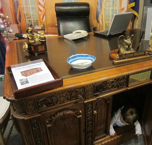 The museum features exhibits on American presidential history, including artifacts, documents, and memorabilia related to various presidents and their administrations. 