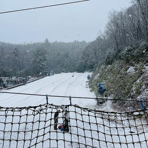 Jonas Ridge Snow Tubing Park has snowmaking capabilities, ensuring that the tubing lanes are well-covered with snow throughout the winter season. 