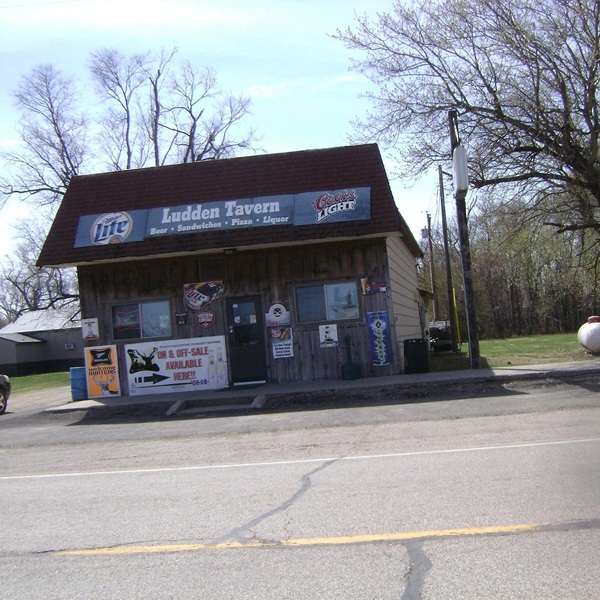 Downtown Oakes offers a variety of shops, including boutiques, antique stores, and craft shops, where visitors can find unique local products and gifts. 