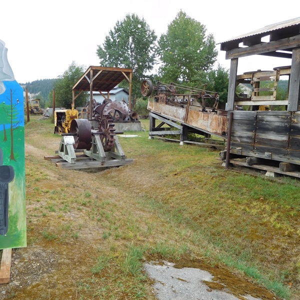 The frying pan represents a piece of Americana and the tradition of creating the "world's largest" roadside attractions. 