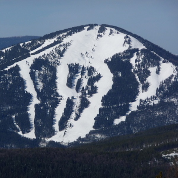 The resort is famous for its tree skiing, with many of the runs winding through glades and forested areas, adding an element of adventure and variety to the skiing experience. 