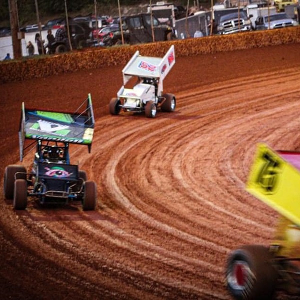 The speedway features regular race events, including weekly races and special racing series. 